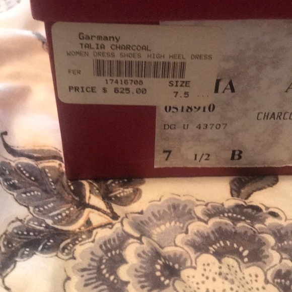 Ferragamo heels - Picture 5 of 7